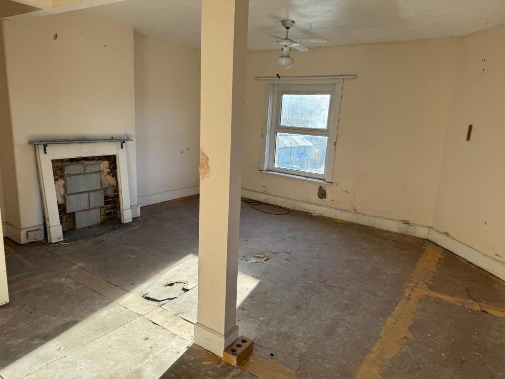 Lot: 138 - FREEHOLD FORMER HOTEL NOW ARRANGED AS TWO LARGE MAISONETTES WITH POTENTIAL - A room on the empty upper floor